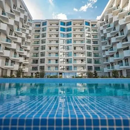 Infinity Pool - Pool & *